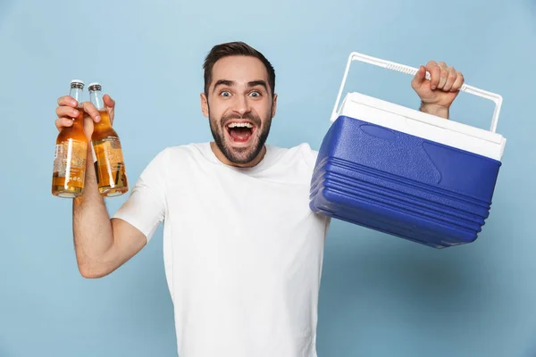 Foto de atractivo hombre caucásico en casual blanco camiseta laughi —  Fotos de Stock