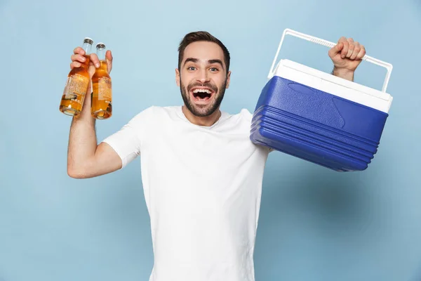 Foto de hombre caucásico feliz en camiseta blanca casual riendo wh —  Fotos de Stock