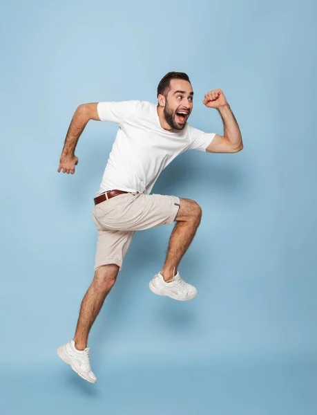 Foto de cuerpo entero del alegre hombre caucásico en camiseta blanca casual — Foto de Stock