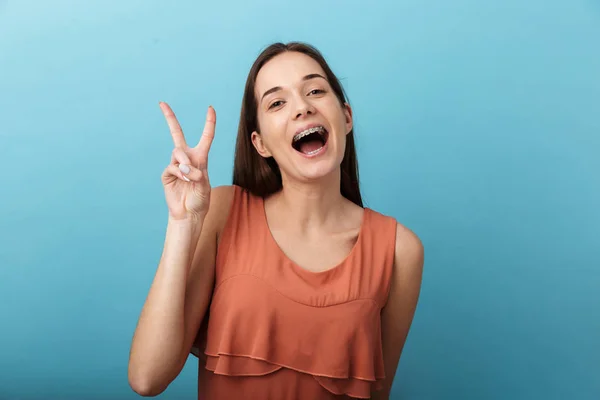 Niedliche schöne junge Mädchen stehen isoliert — Stockfoto