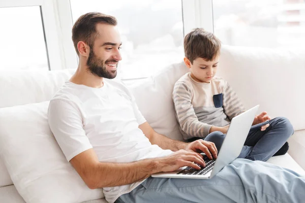 Side view of Smiling father sitting with his young son — Stock Photo, Image