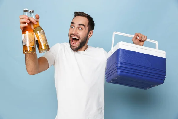 Foto de jovem caucasiano homem em casual branco t-shirt rindo wh — Fotografia de Stock