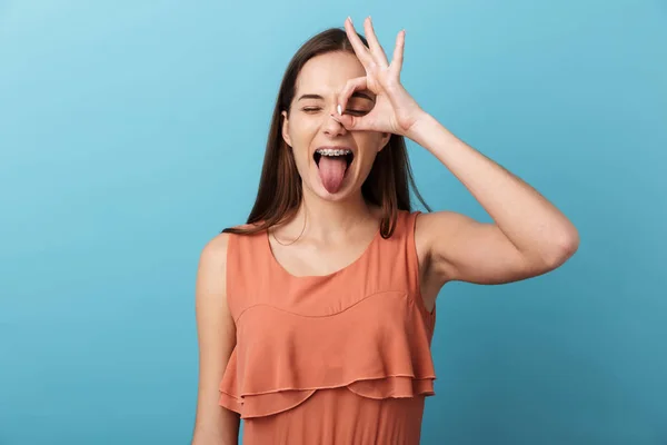 Schattig mooi jong meisje staande geïsoleerd — Stockfoto