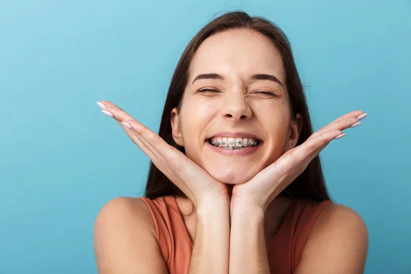 Söt härlig ung flicka stående isolerad — Stockfoto