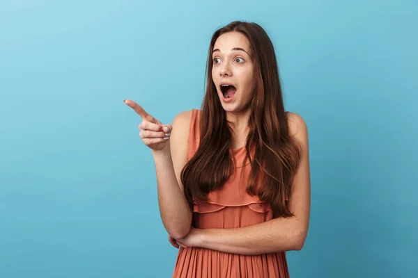 Schattig mooi jong meisje staande geïsoleerd — Stockfoto