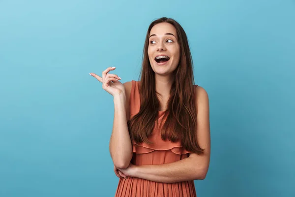 Bonito linda jovem de pé isolado — Fotografia de Stock