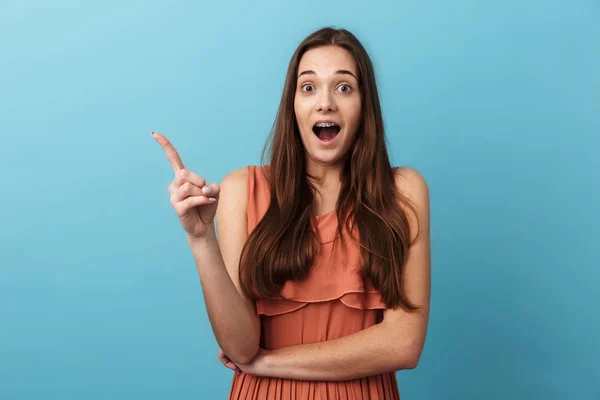 Niedliche schöne junge Mädchen stehen isoliert — Stockfoto