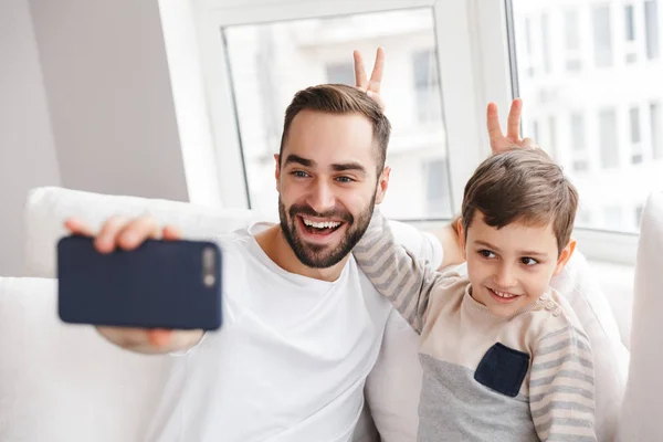 Vidám apja szórakozik az ő fia, és így selfie — Stock Fotó