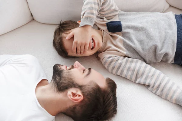 Blick von oben auf einen lächelnden Vater und seinen Sohn — Stockfoto