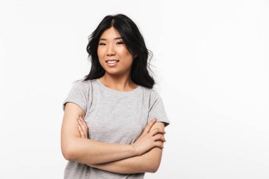 Asyalı güzel genç kadın beyaz duvar arka plan üzerinde izole poz.