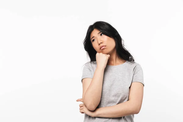 아시아 생각 아름 다운 젊은 여자 포즈 고립 된 위에 흰색 벽 배경. — 스톡 사진