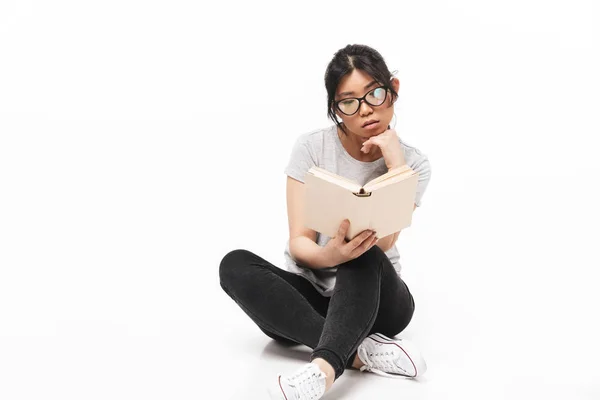 Bela jovem mulher posando isolado sobre branco parede fundo segurando livro leitura . — Fotografia de Stock