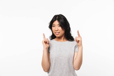 Beyaz duvar arka plan üzerinde izole poz güzel genç kadın.