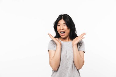 Asyalı güzel genç kadın beyaz duvar arka plan üzerinde izole poz.