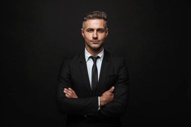 Takım elbise giyen yakışıklı kendine güvenen işadamı