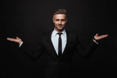 Takım elbise giyen yakışıklı kendine güvenen işadamı