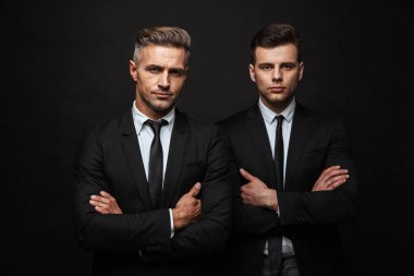 Takım elbise giyen iki kendine güvenen yakışıklı işadamı