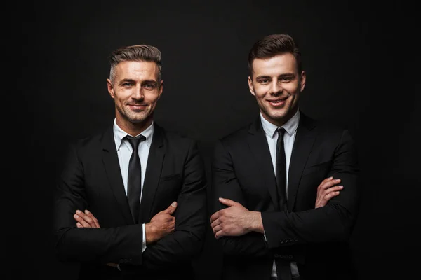 Deux beaux hommes d'affaires confiants portant un costume — Photo