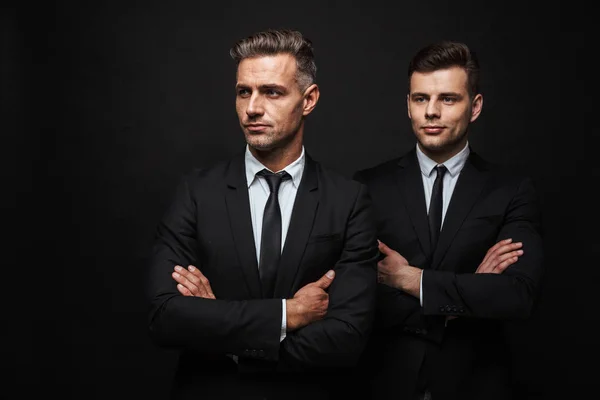 Dois empresários bonitos confiantes vestindo terno — Fotografia de Stock
