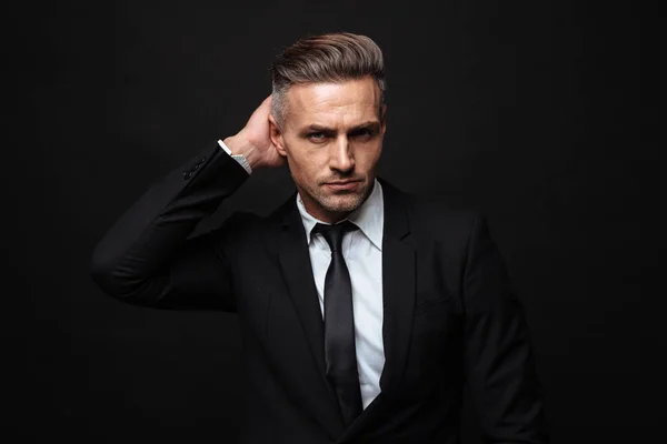 Portrait of handsome businessman dressed in formal suit posing and looking at camera — Stock Photo, Image