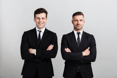 Takım elbise giyen iki çekici kendine güvenen işadamı