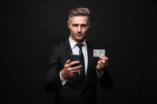 Selbstbewusster attraktiver Geschäftsmann im Anzug — Stockfoto
