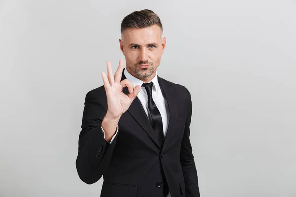Imagen de hombre de negocios adulto confiado en traje formal gesto ok cantar —  Fotos de Stock
