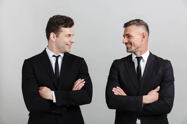 Δύο ελκυστικές επιχειρηματίες με αυτοπεποίθηση που φορούν κοστούμια — Φωτογραφία Αρχείου
