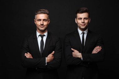 Takım elbise giyen iki kendine güvenen yakışıklı işadamı