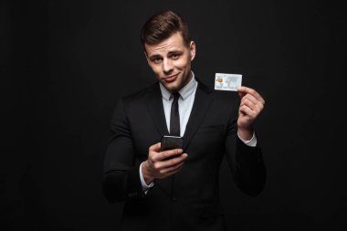 Takım elbise giyen kendine güvenen çekici işadamı