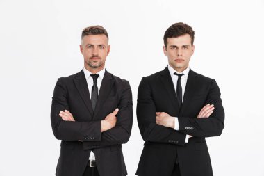Erkeksi ciddi iki işadamının görüntü ofis takım elbiseli kolları çapraz kamera bakarak