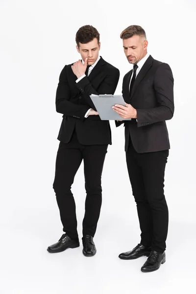 Δύο ελκυστικές επιχειρηματίες με αυτοπεποίθηση που φορούν κοστούμια — Φωτογραφία Αρχείου