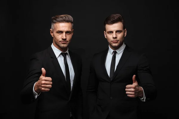 Twee zelfverzekerde knappe zakenlieden dragen pak — Stockfoto