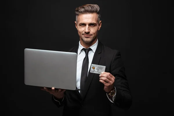 Confiado atractivo hombre de negocios que usa traje — Foto de Stock