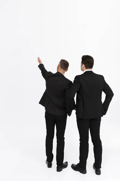 Dois empresários confiantes atraentes vestindo ternos — Fotografia de Stock