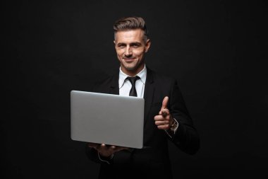 Takım elbise giyen yakışıklı kendine güvenen işadamı