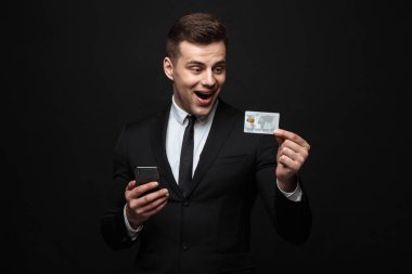 Takım elbise giyen kendine güvenen çekici işadamı