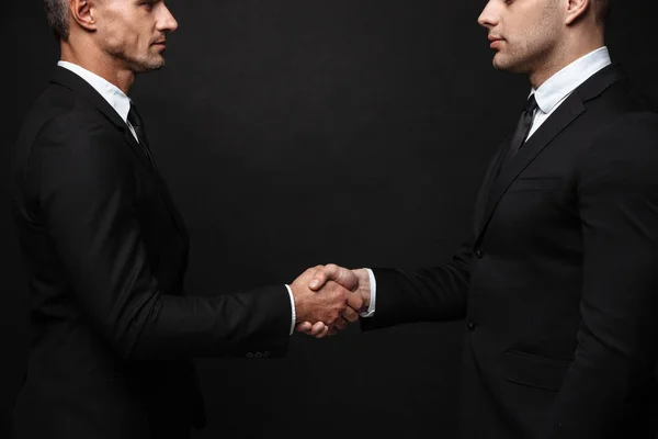 Δύο όμορφοι επιχειρηματίες που φοράνε κουστούμι — Φωτογραφία Αρχείου