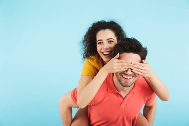 Neşeli genç çift izole ayakta