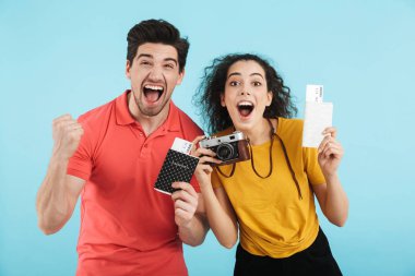 Neşeli genç çift izole ayakta