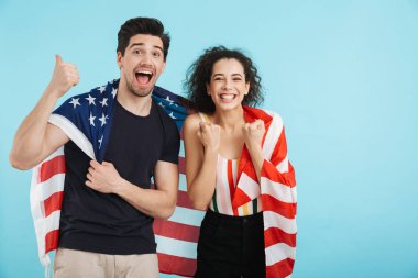 Neşeli genç çift izole ayakta