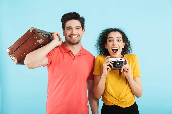 Joyeux jeune couple debout isolé — Photo