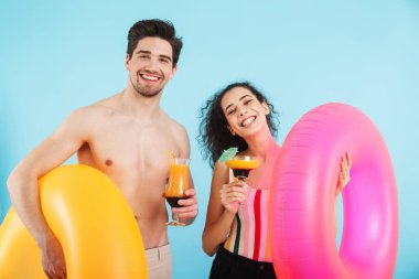 Plajda eğlenen neşeli genç çift