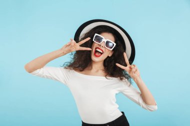 Mutlu güzel esmer kadın yaz kıyafeti giyiyor