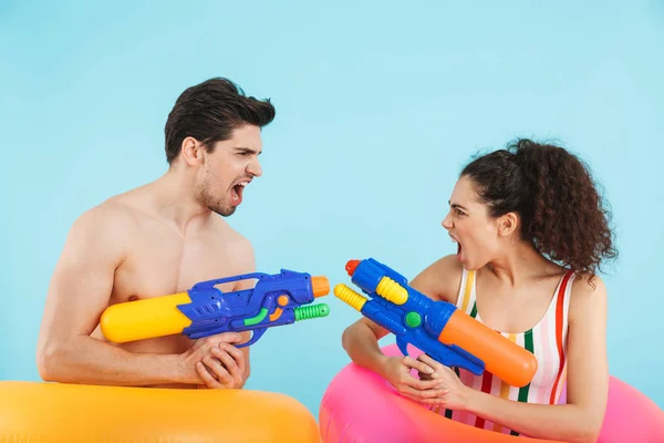Fröhliches junges Paar hat Spaß am Strand — Stockfoto
