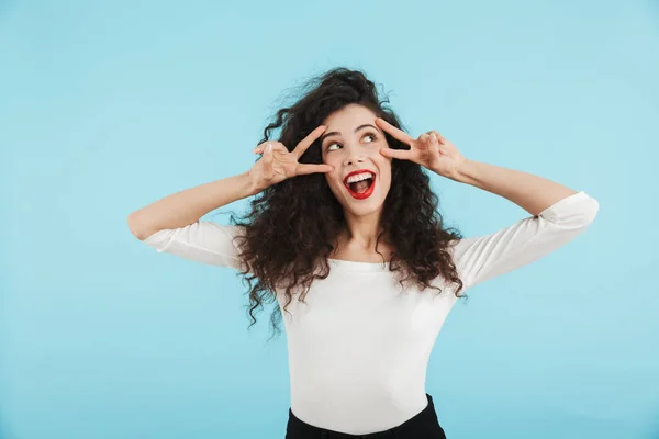 Gelukkig mooie brunette vrouw dragen zomer outfit — Stockfoto