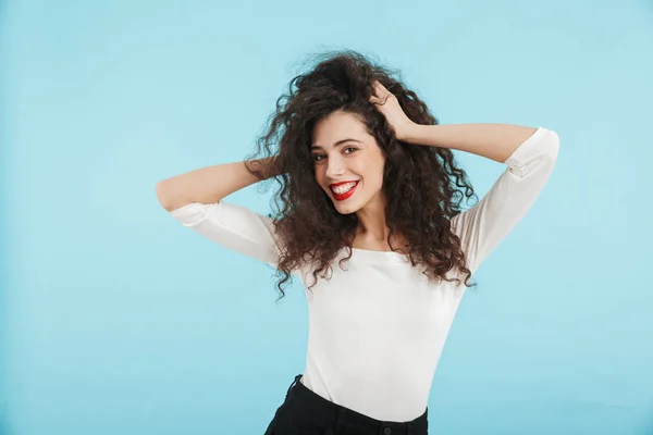 Feliz hermosa mujer morena con traje de verano — Foto de Stock