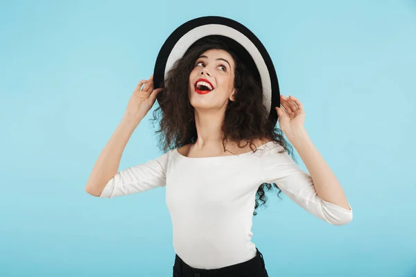 Gelukkig mooie brunette vrouw dragen zomer outfit — Stockfoto