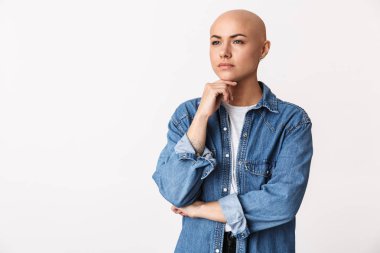 Beyaz duvar arka plan üzerinde izole poz kel kadın düşünme.