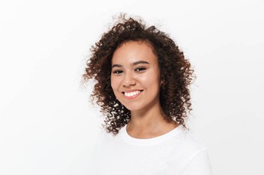 Oldukça neşeli bir rahat Afrikalı kız Portresi